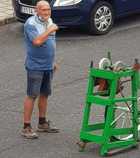 El afilador, en el barrio de Las Remudas (Foto TA)